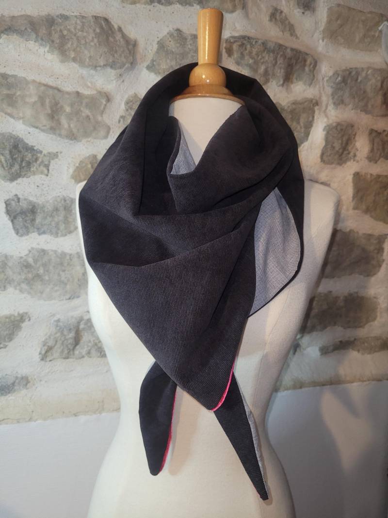 Dreieckstuch, Foulard, Schal Aus Zwei Stoffen, Einer Feinem Samt, Der Andere Baumwolle Mit Rosa Paspelierung von CoutureByKimYen57