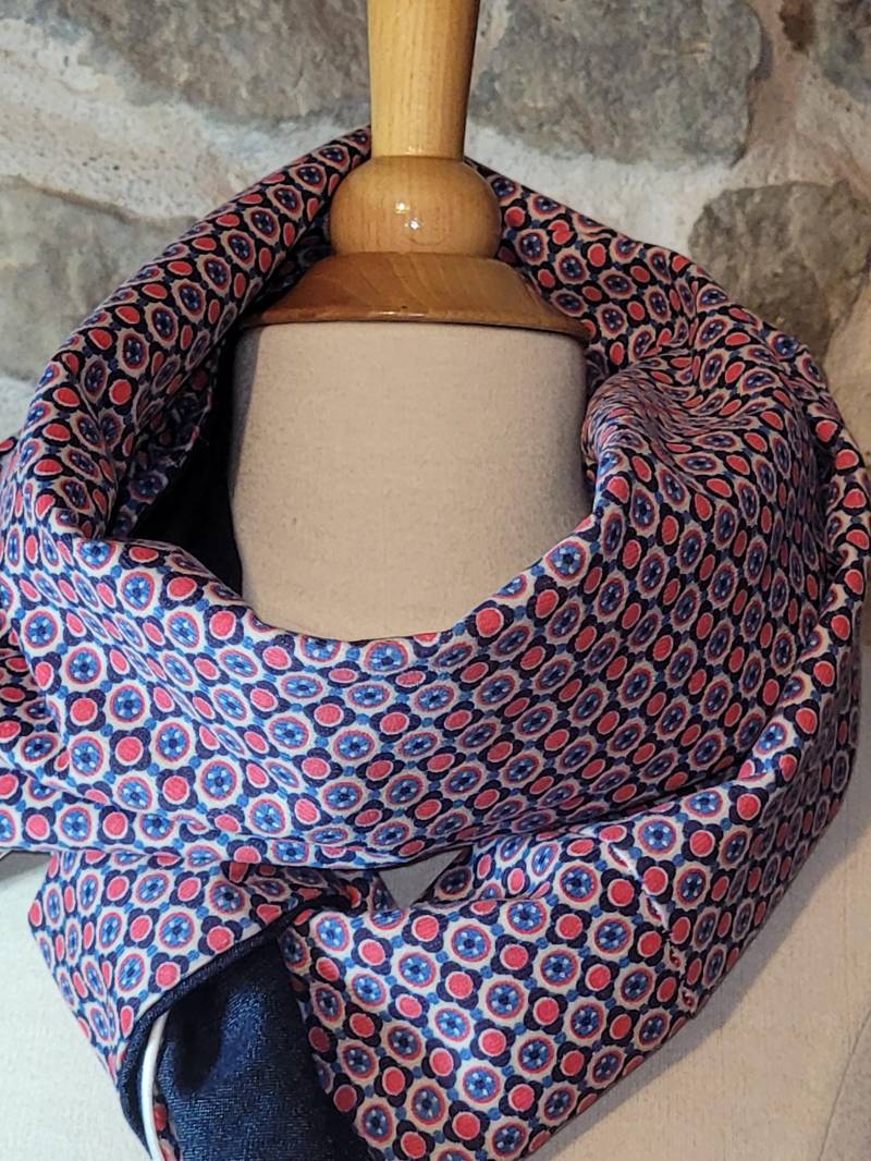 Dreieckstuch, Kopftuch, Schultertuch Aus Zwei Stoffen, Einer in Blue Denim, Der Andere Mit Blau/Roten Kreisen, Paspeln Verziert von CoutureByKimYen57