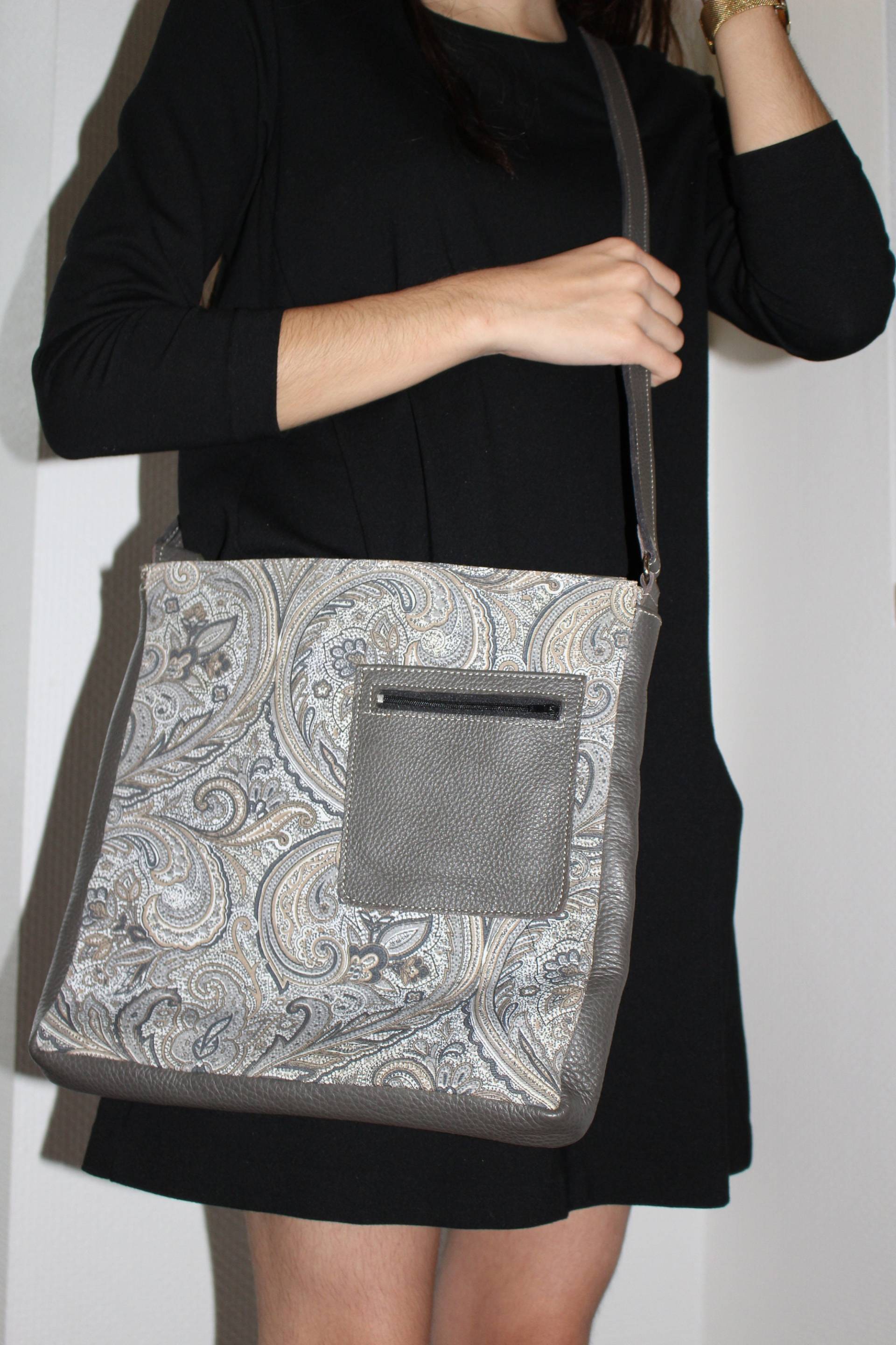 Handtasche Aus Grauem Leder Und Grau/Beigem Bedrucktem Stoff, Einzigartig Handtasche Aus Grauem Leder Und Grau/Beigem Bedrucktem Stoff, Einzigartig von CoutureByKimYen57