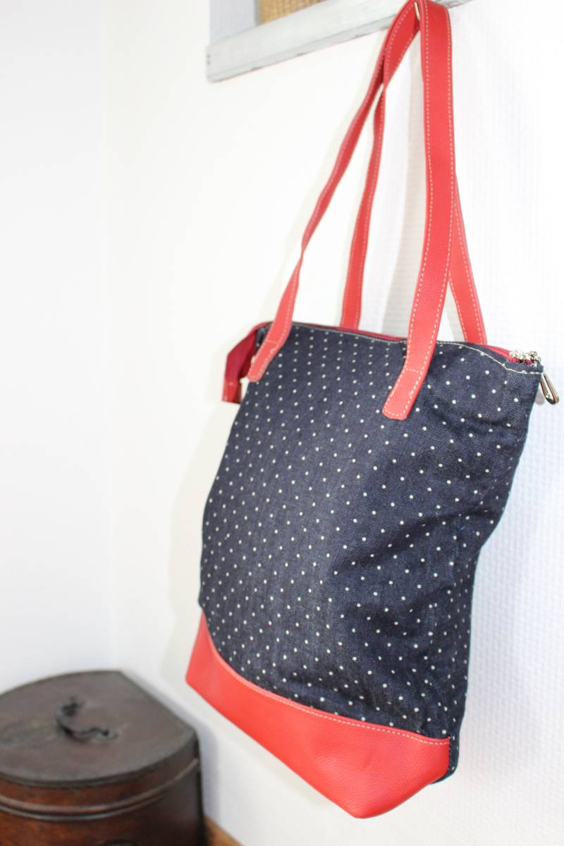 Tasche Mit Reißverschluss Aus Gepunktetem Jeansstoff Und Rotem Leder Ledergriffen, Schwarzem Futter Innentasche von CoutureByKimYen57