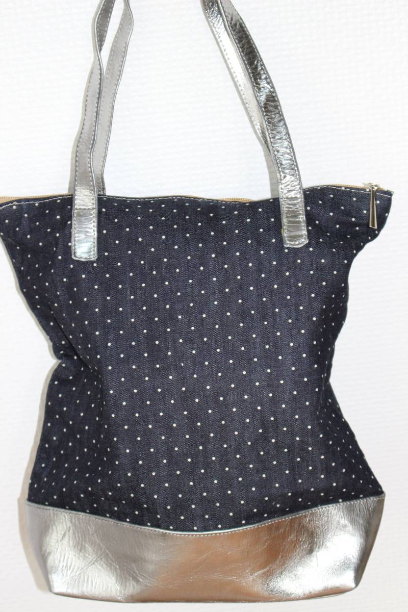 Tasche Mit Reißverschluss Aus Gepunktetem Jeansstoff Und Silbernem Leder Ledergriffen, Schwarzem Futter Innentasche von CoutureByKimYen57