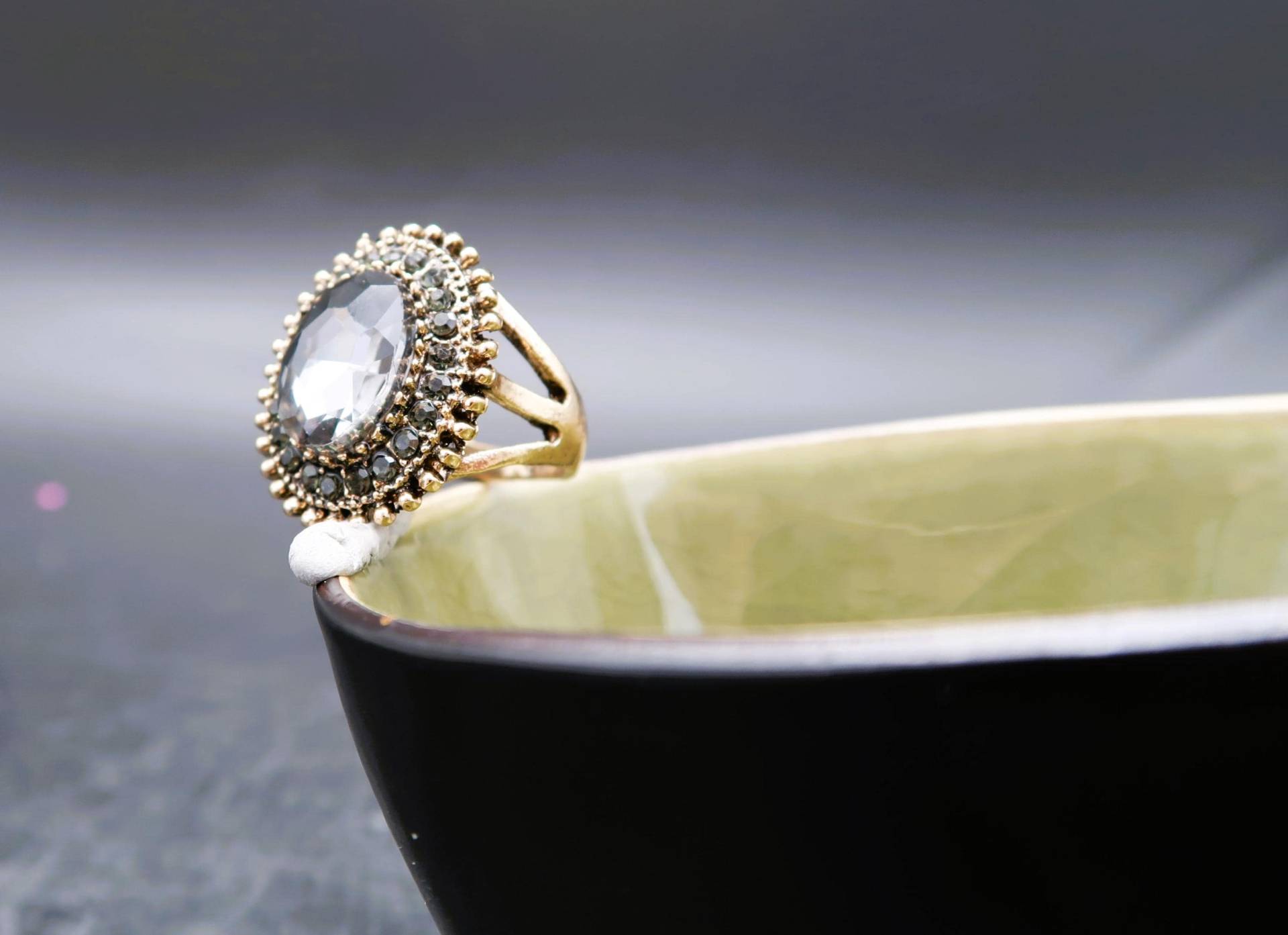 Antiker Kristall-Ring - Ovaler Stein in Grau Vintage Gothic Stil Antiker Kristall-Ring - Ovaler Stein in Grau Vintage Gothic Stil von CoutureDePillango