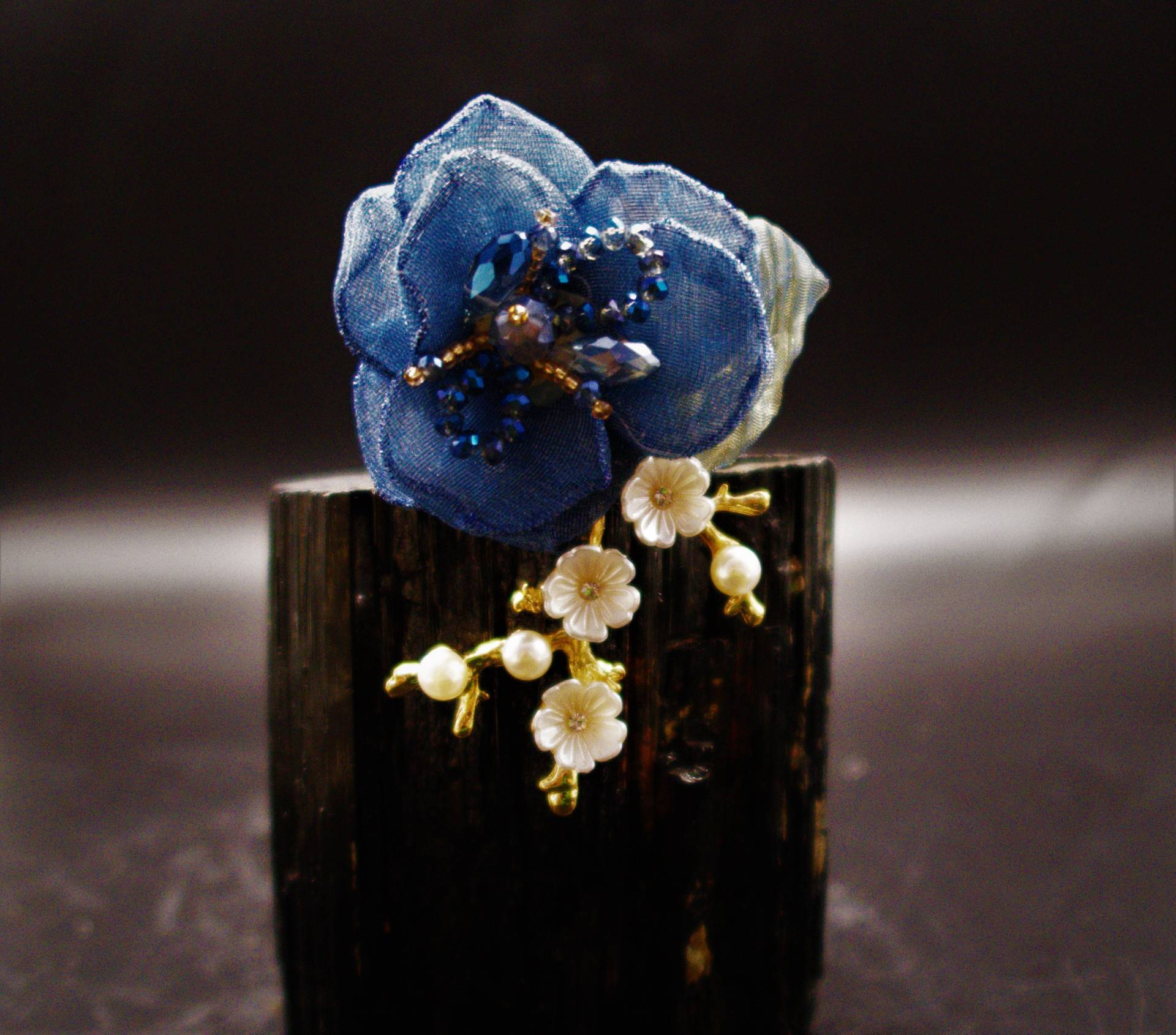 Blume Brosche Vrgoldet Blua Farbe Satan Stoff Umd Glass Steinen & Kunstperle Blume Brosche Vrgoldet Blua Farbe Satan Stoff Umd Glass Steinen & Kunstperle von CoutureDePillango