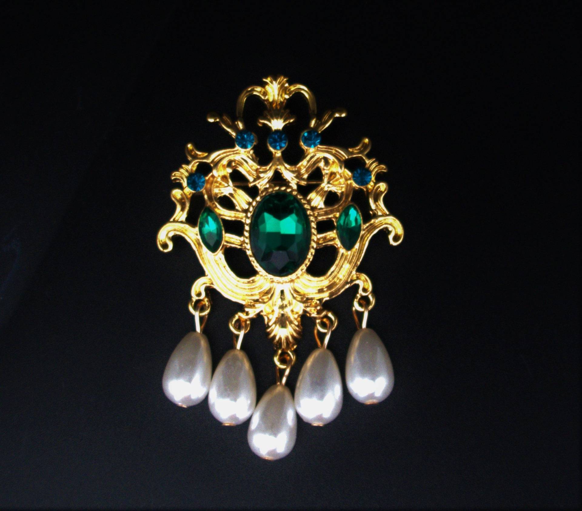 Brosche Barock Vintage Gotik Grüne Kristalle Perlen Metallegierung Vergoldet Brosche Barock Vintage Gotik Grüne Kristalle Perlen Metallegierung Vergoldet von CoutureDePillango