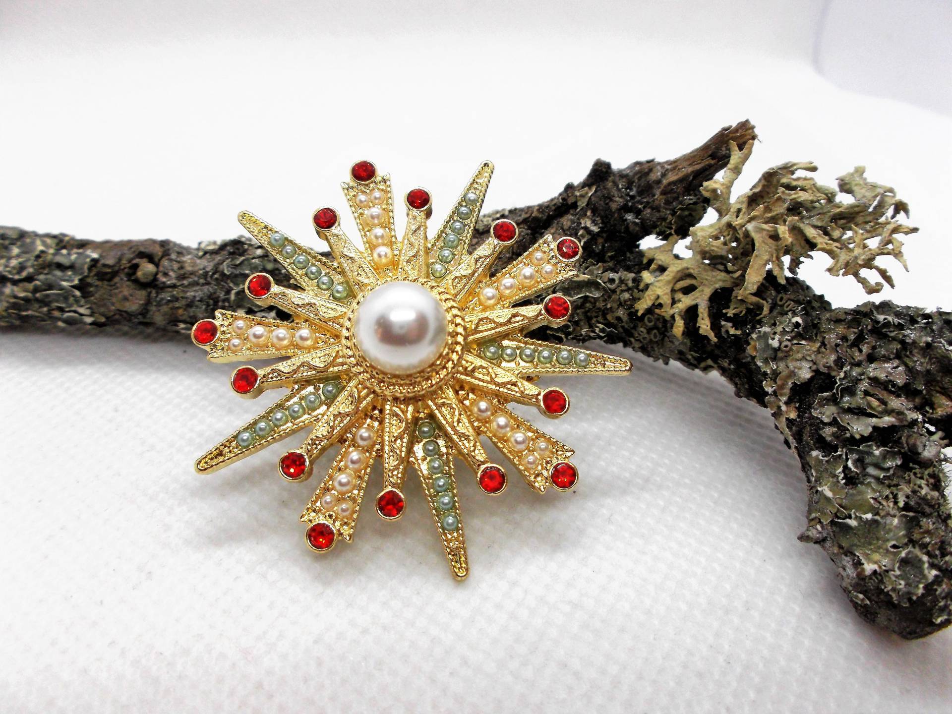 Brosche Barock Vintage Rote Kristalle Perlen Metallegierung Vergoldet Brosche Barock Vintage Rote Kristalle Perlen Metallegierung Vergoldet von CoutureDePillango