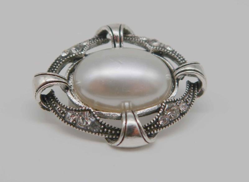 Brosche Nadel Versilbert Barock Vintage Gothic Edelstahl Perle von CoutureDePillango