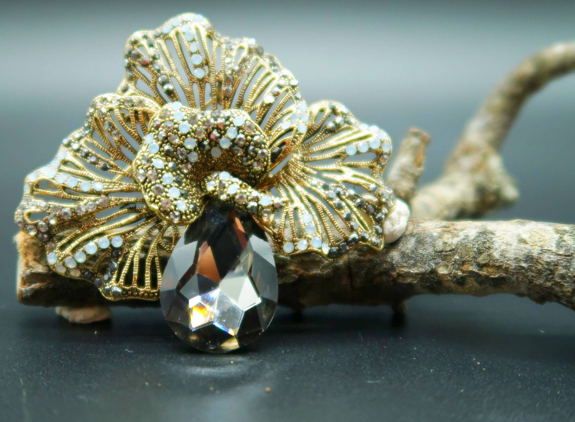 Brosche Vergoldet Mit Kristallen Elegante von CoutureDePillango