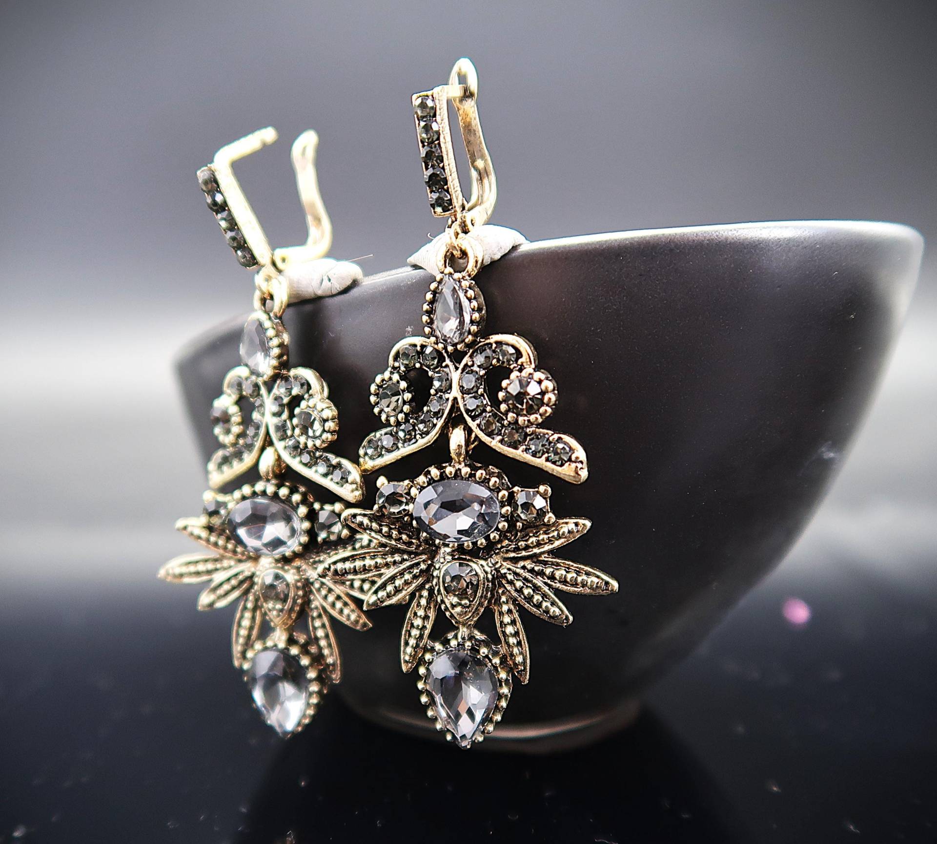Elegante Vintage-Ohrringe Mit Funkelnden Kristallen Elegante Vintage-Ohrringe Mit Funkelnden Kristallen von CoutureDePillango