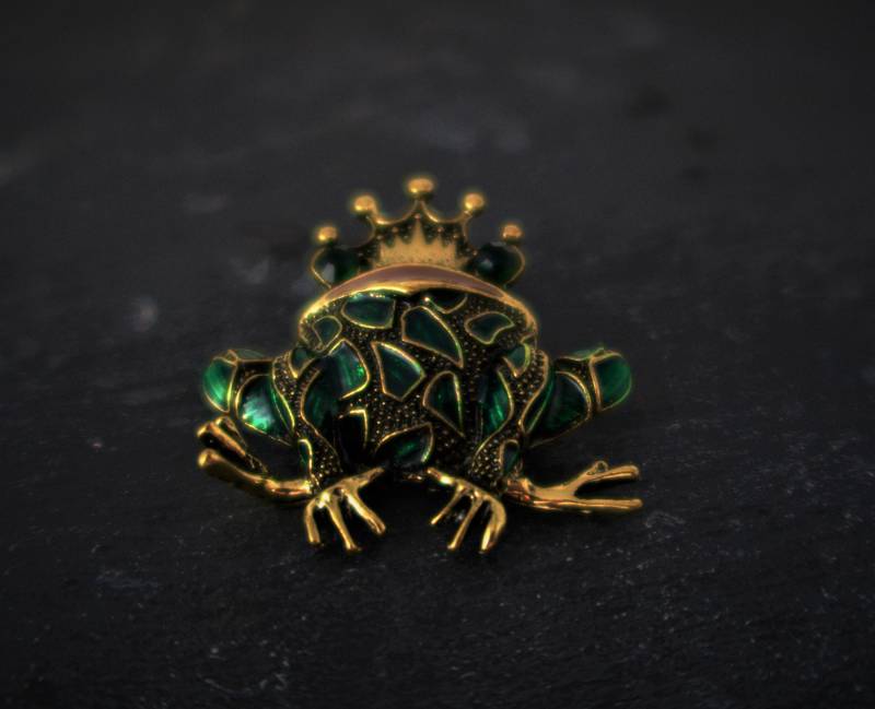 Froschkönig Brosche /Details in Grün/Die Augen Sind Grünen Kristallen Froschkönig Brosche /Details in Grün/Die Augen Sind Grünen Kristallen von CoutureDePillango