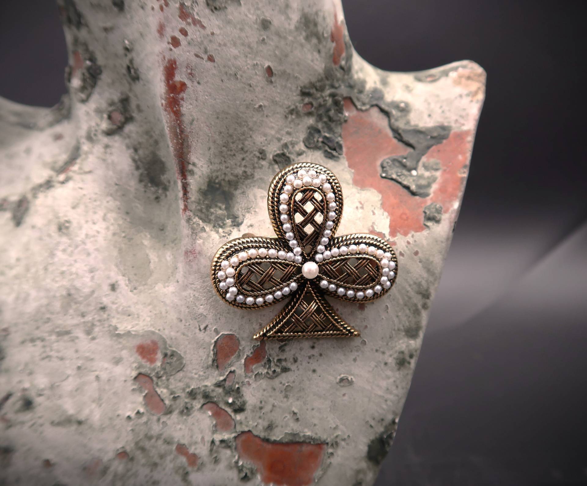 Pique Brosche /Antik Stil Mit Perle Pique Brosche /Antik Stil Mit Perle von CoutureDePillango