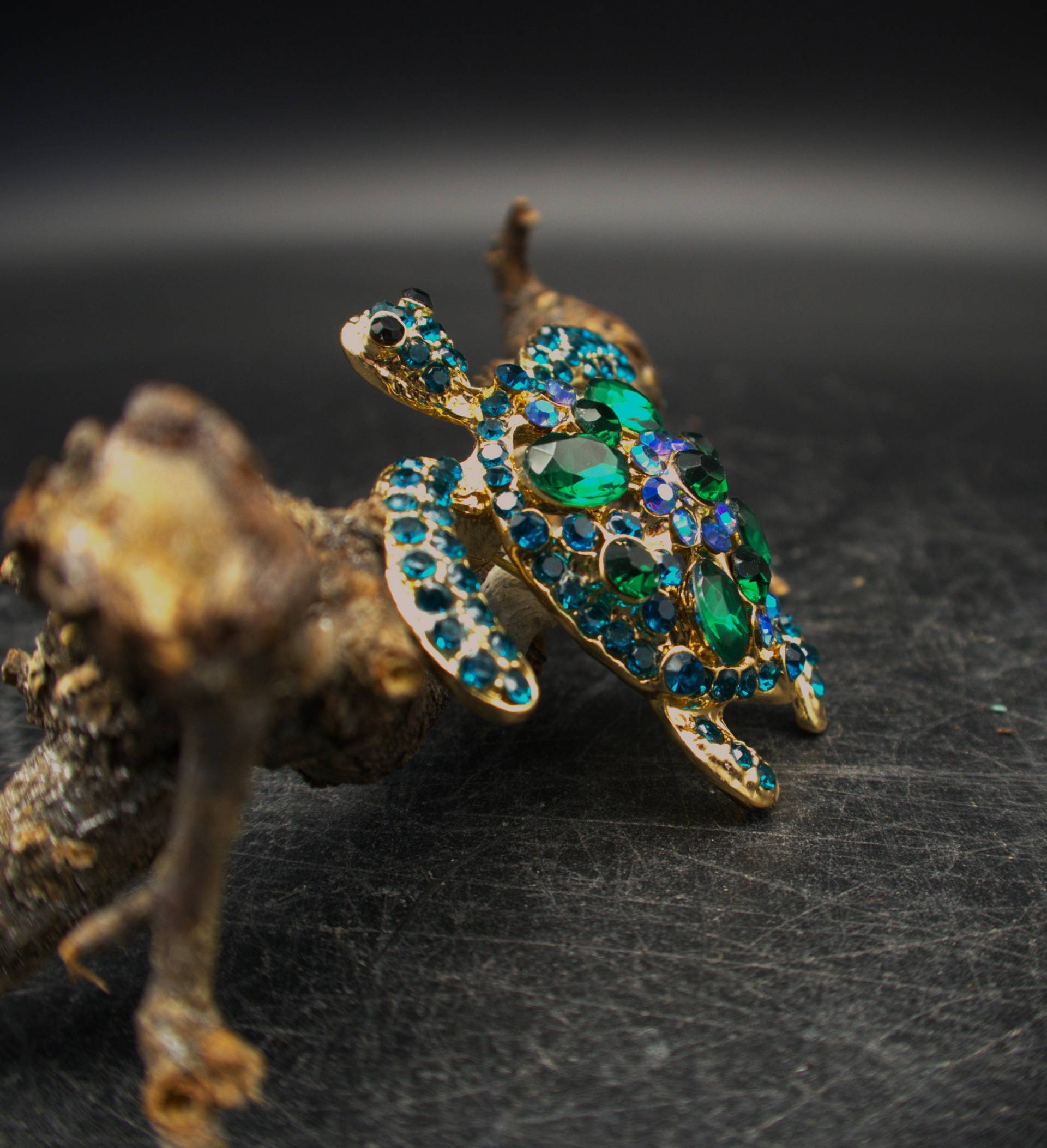 Schildkröte Brosche Veroldet Mit Grüne Kristallen in Verschiedenen Größen Schildkröte Brosche Veroldet Mit Grüne Kristallen in Verschiedenen Größen von CoutureDePillango