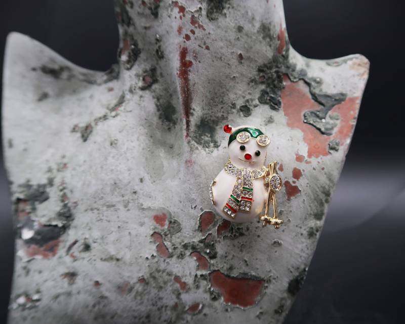 Schneemann Brosche/Vergoldet Edelstahl Weißen Farben Mit Kristallen von CoutureDePillango
