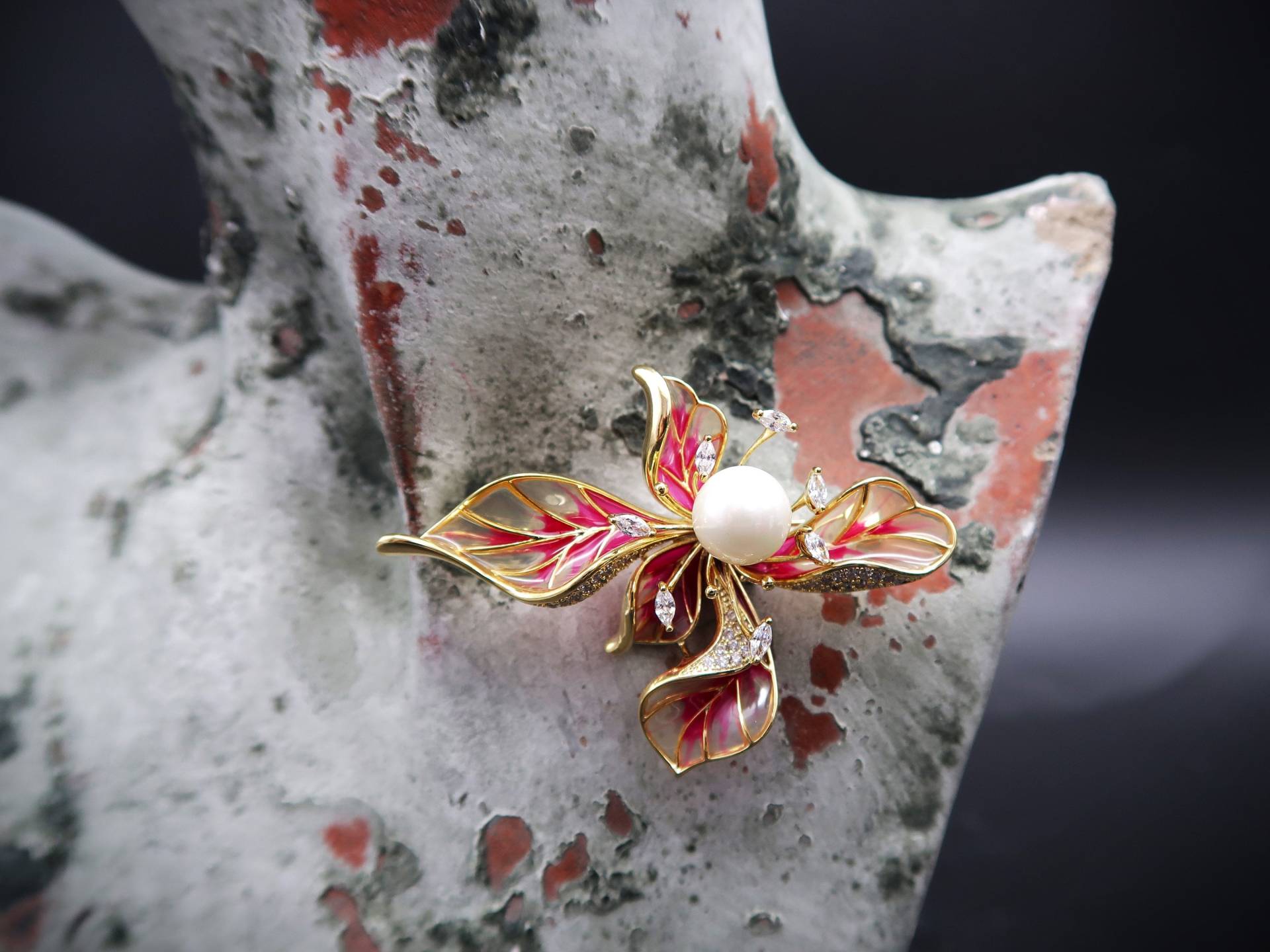 Vintage Blume-Brosche Vergoldet Mit Kristallen Und Perlen Vintage Blume-Brosche Vergoldet Mit Kristallen Und Perlen von CoutureDePillango