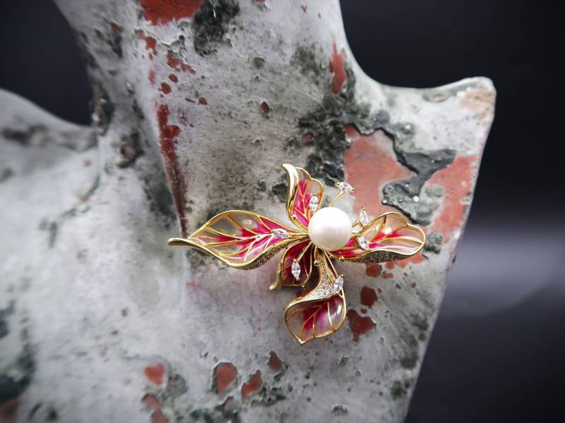 Vintage Blume-Brosche Vergoldet Mit Kristallen Und Perlen Vintage Blume-Brosche Vergoldet Mit Kristallen Und Perlen von CoutureDePillango