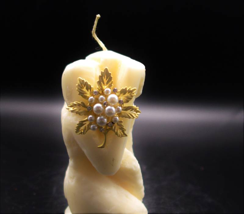 Vintage Brosche Vergoldet Mit Kristallen Und Perlen von CoutureDePillango