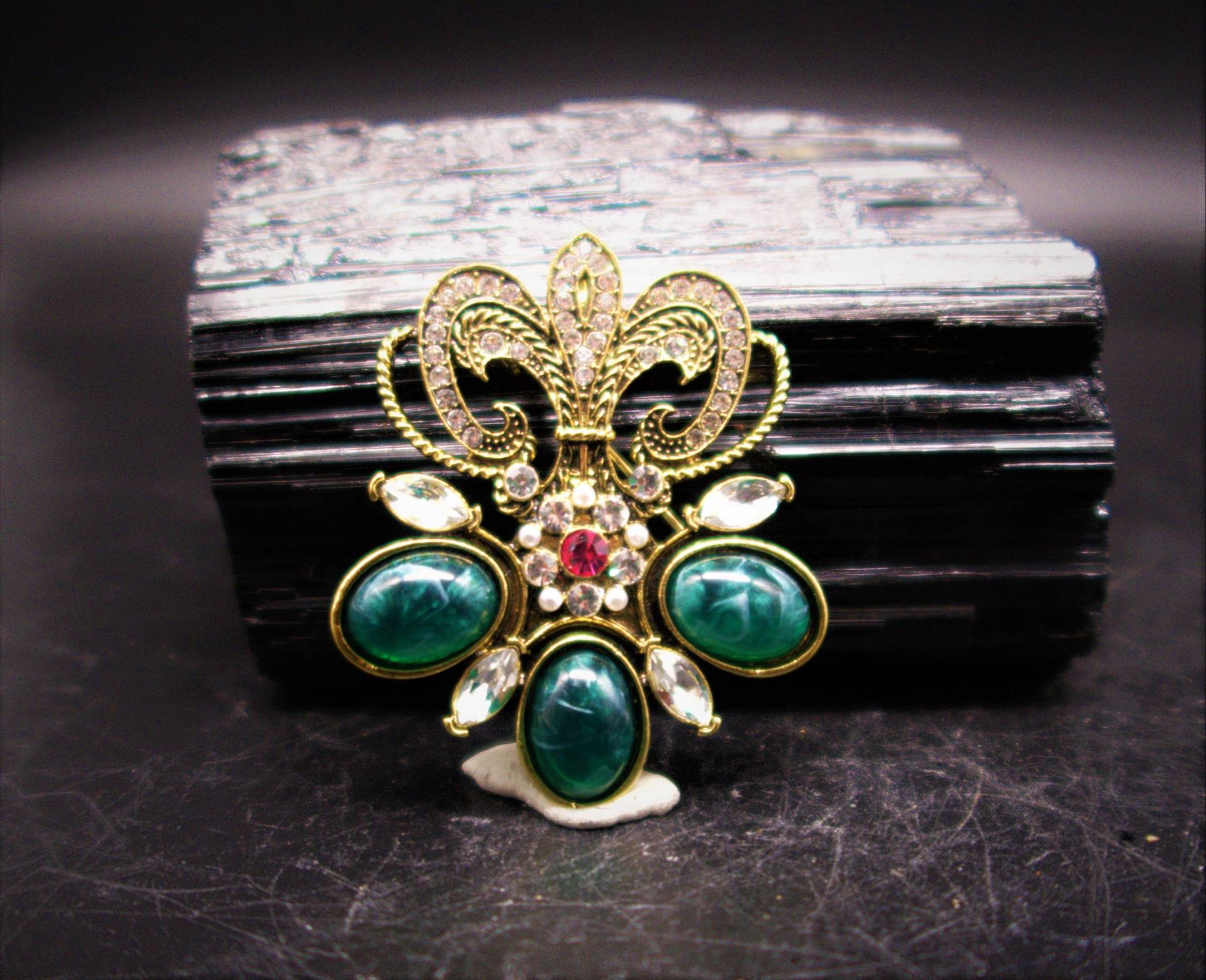 Vintage Harz Blume Brosche /Weißen Kristallen Mit Grün Steinen Vintage Harz Blume Brosche /Weißen Kristallen Mit Grün Steinen von CoutureDePillango