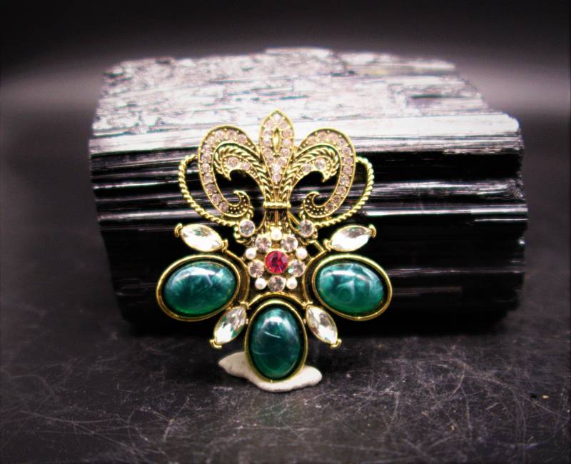 Vintage Harz Blume Brosche /Weißen Kristallen Mit Grün Steinen Vintage Harz Blume Brosche /Weißen Kristallen Mit Grün Steinen von CoutureDePillango