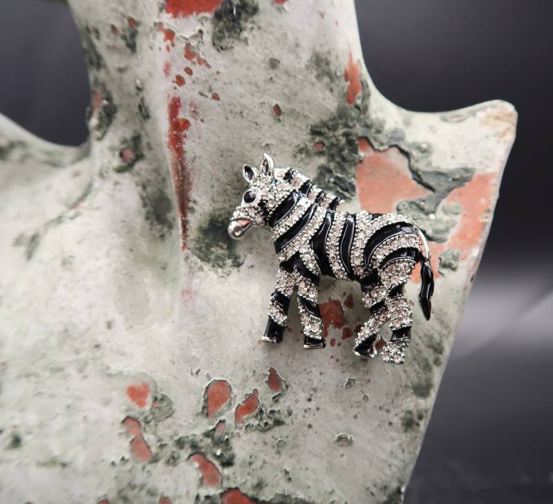 Wünderschöne Brosche Zebra Schwarz Und Kristallen von CoutureDePillango