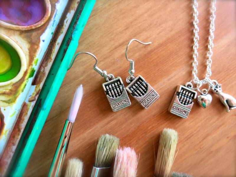 Crayon Box Charm Ohrringe Silber Schmuck Für Kinder von CoutureNicole
