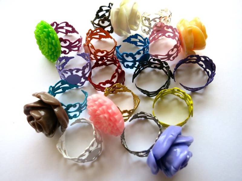 Icing Rose Cabochon-Ring Verstellbares Filigranes Band, Wunschfarbe von CoutureNicole