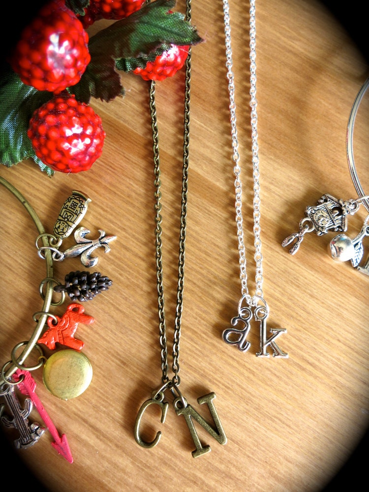 Personalisierte Bronze Initialen Halskette-Wählen Sie 2 Buchstaben-Benutzerdefinierte Charm Halskette-Monogramm Anhänger-Beste Freunde von CoutureNicole