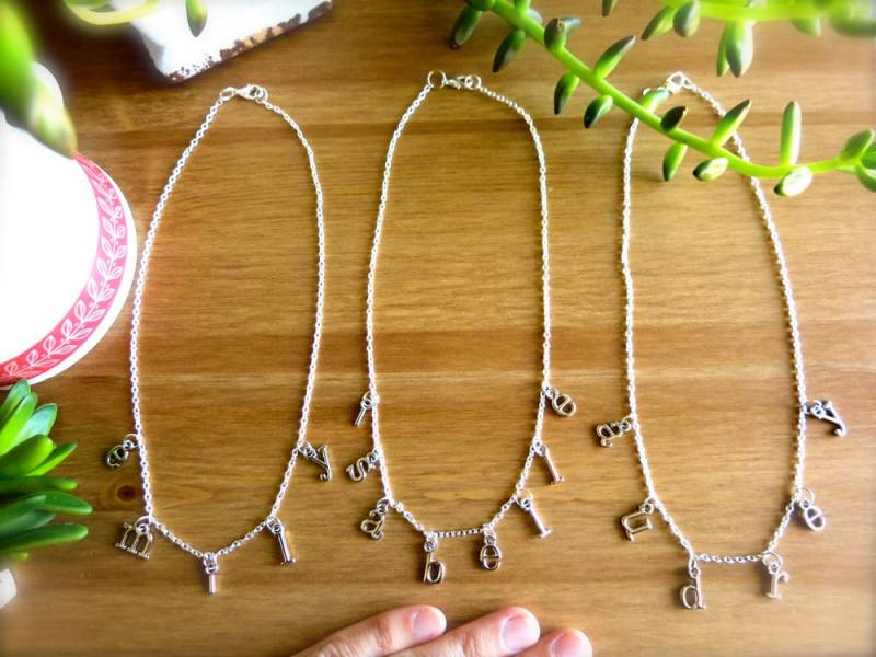Personalisierte Name Halskette-Wählen Sie Ihre Silber Buchstaben-Benutzerdefinierte Zarte Charm Halskette-Name Charms-Best Friends Schmuck-Silber von CoutureNicole