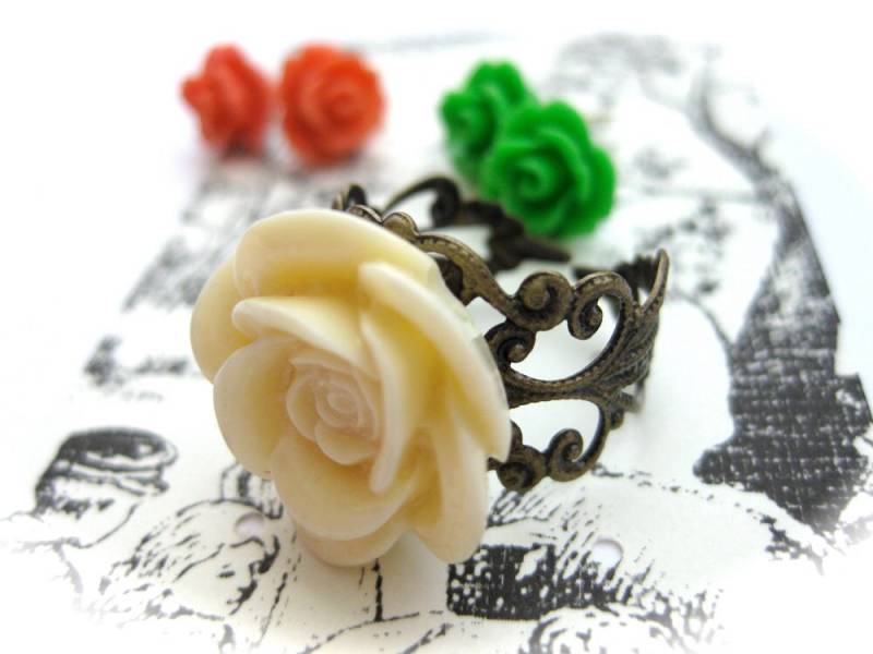 Romantasy Rose Cabochon Cocktail Ring-Custom Color Blumen-Bronze, Silber Oder Gold Filigran Einstellbar Band-Tea Party-Spring Fashion-Bff von CoutureNicole