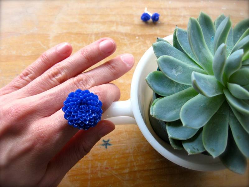 Kobalt Blau Blumen Schmuck Set Ring & Rosette Ohrringe von CoutureNicole