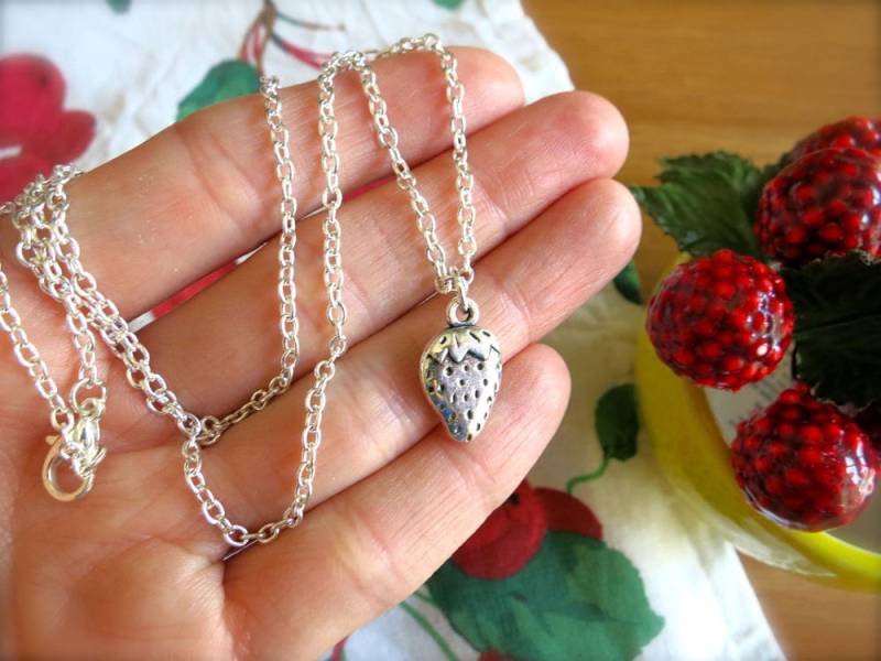Süße Erdbeere Charm Schmuck-Silber Ohrringe, Halskette, Set-Obst Geschenke-Beeren-Pie Baker-Mama-Erdbeere Schmuck-Sommer Mode von CoutureNicole