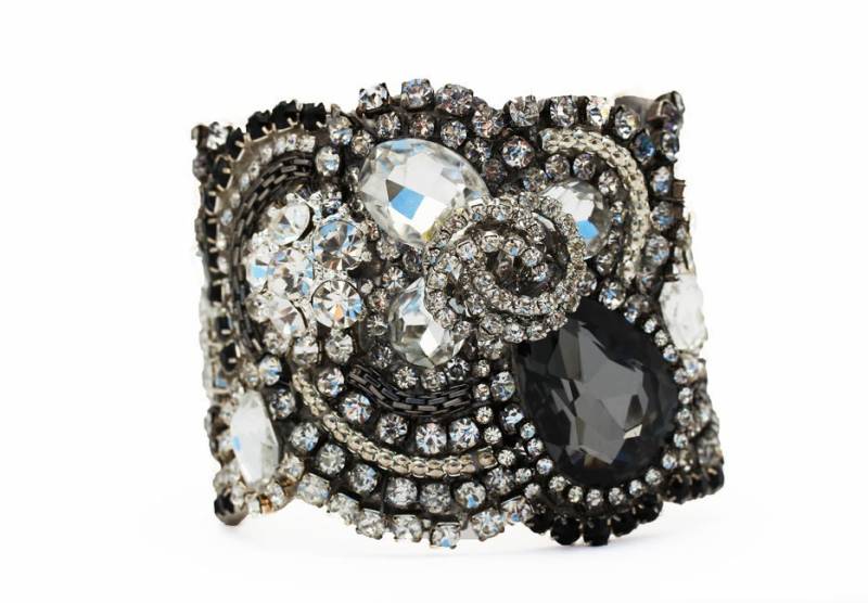 Brautarmband, Hochzeitsschmuck, Hochzeitsarmband, Braut Armreif, Schwarzes Armband, Kristall, Swarovski Black Crystal Cuff Mit Verschluss Oder Band von Couturelove