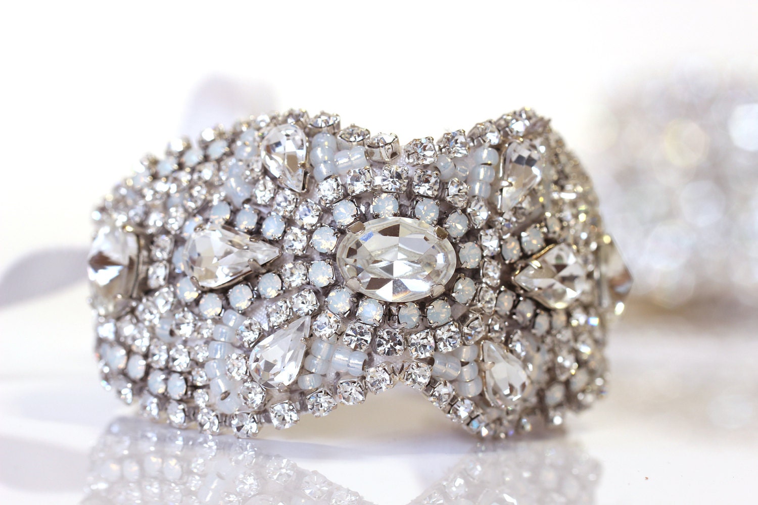 Opal Kristall Armband, Braut Manschette, Brautschmuck, Statement Hochzeitsschmuck, Manschette Hollywood Style von Couturelove