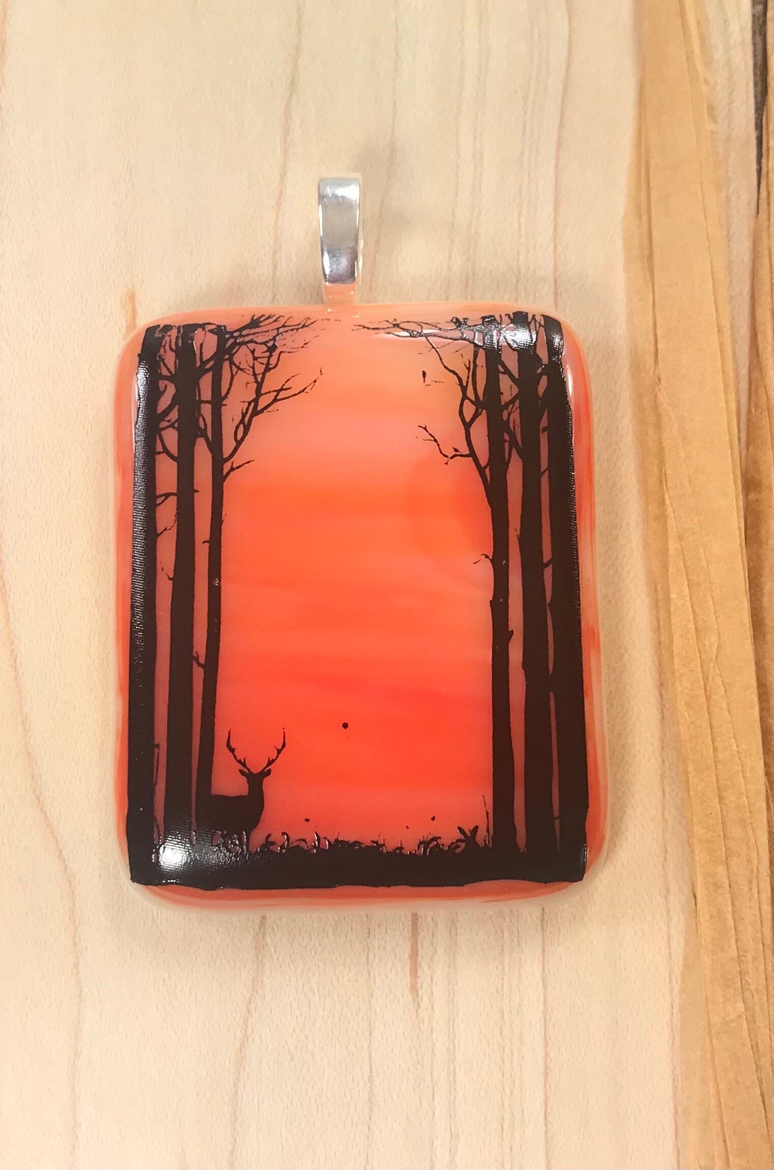Oranger Glasanhänger Mit Hirsch Im Wald Bild Auf Oberfläche F-11 von CoveredBridgeGlass