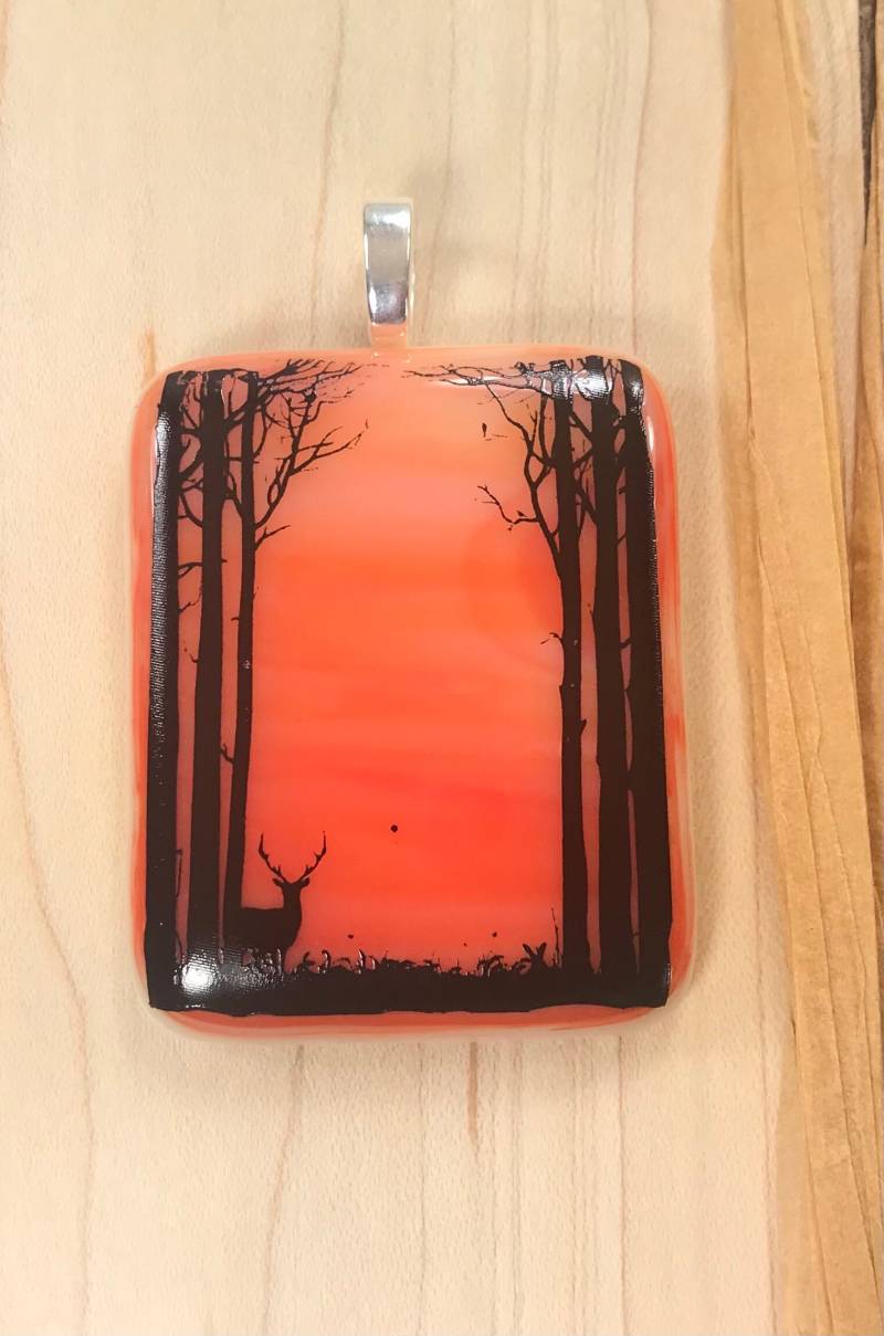 Oranger Glasanhänger Mit Hirsch Im Wald Bild Auf Oberfläche F-11 von CoveredBridgeGlass