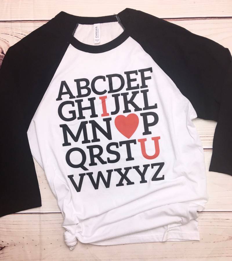 Alphabet I Love U Valentinstag Baseball T-Shirt // Lehrer Parade Shirt Virtuelles Fernlernen Geschenk Alphabet I Love U Valentinstag Baseball T-Shirt // Lehrer Parade Shirt Virtuelles Fernlernen Geschenk von CowsAndCrayons