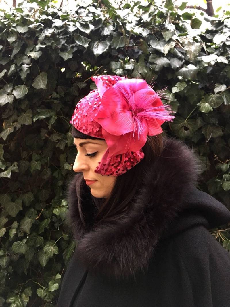 Hut Couture Cocktailhut Feinste Verarbeitung Pillbox Samt Pailetten Pink Hut Couture Cocktailhut Feinste Verarbeitung Pillbox Samt Pailetten Pink von CoyBerlinHats