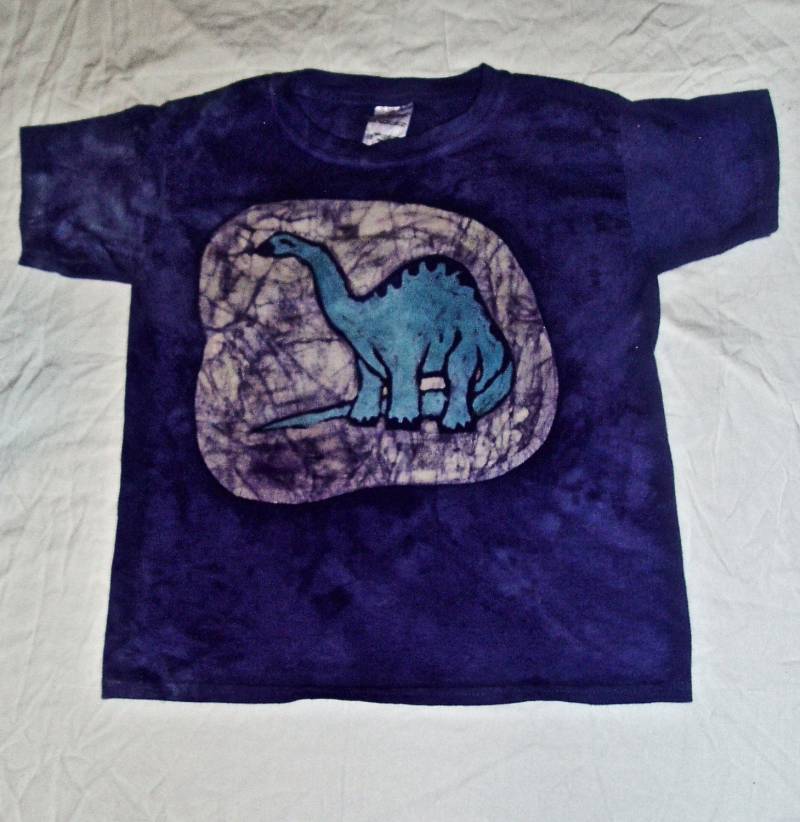 Batik Brontosaurus Dinosaurier Kinder T-Shirt von CoyoteBatiks