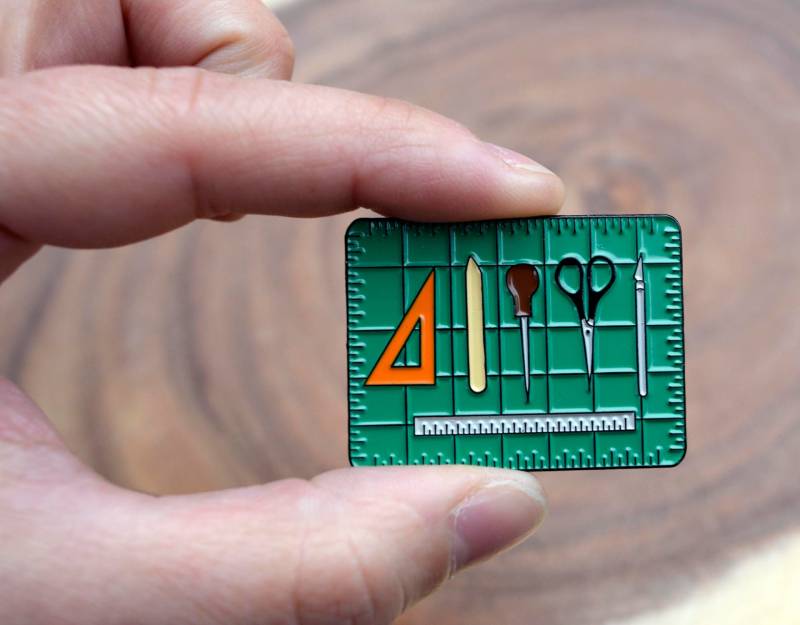 Buchbinde Werkzeug Emaille Pin Für Buchkünstler Buchbinde Werkzeug Emaille Pin Für Buchkünstler von CoyoteBonesPress