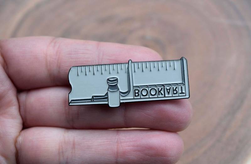 Mini Metall Letterpress Typ Composing Stick Emaille Pin Mini Metall Letterpress Typ Composing Stick Emaille Pin von CoyoteBonesPress