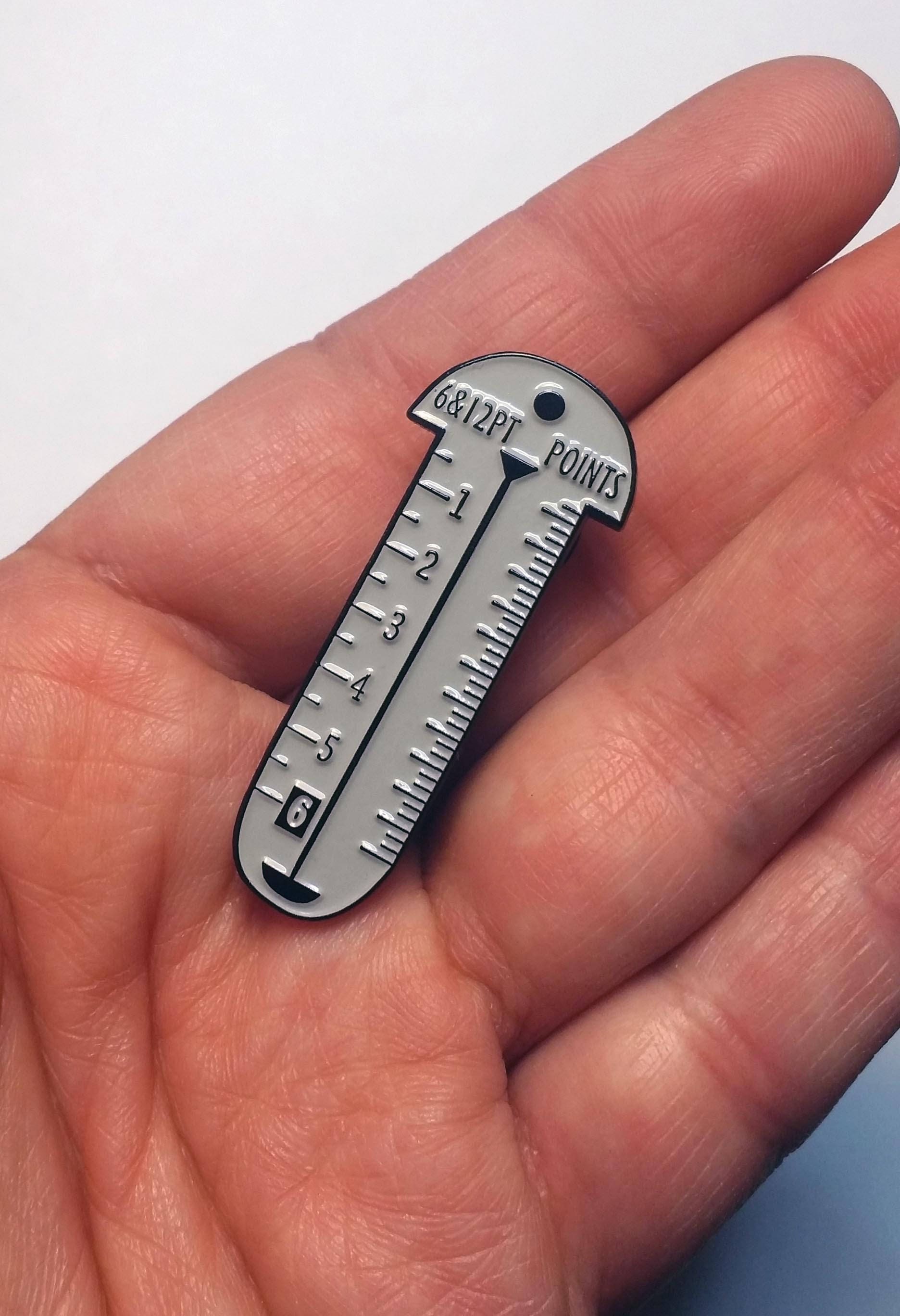 Miniatur Letterpress Pica Pole Emaille Pin Miniatur Letterpress Pica Pole Emaille Pin von CoyoteBonesPress