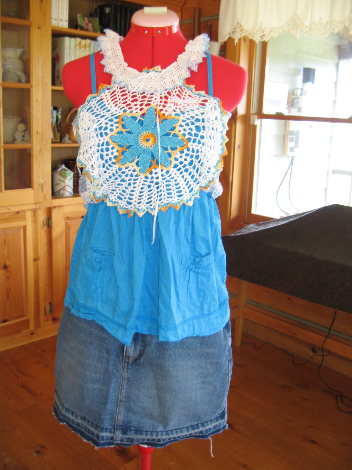 Umgenutztes Deckchen Top - Upcycled Häkel Collaged Neckholder Wearable Art- Ooak von CoyoteWoodWorks