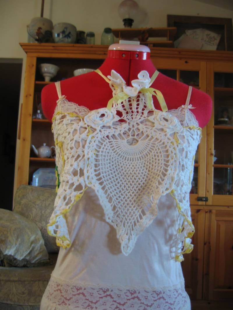 Upcycling Top - Häkeltop Deckchen Wiederverwendetes Collage Spitzendeckchen Unikat von CoyoteWoodWorks