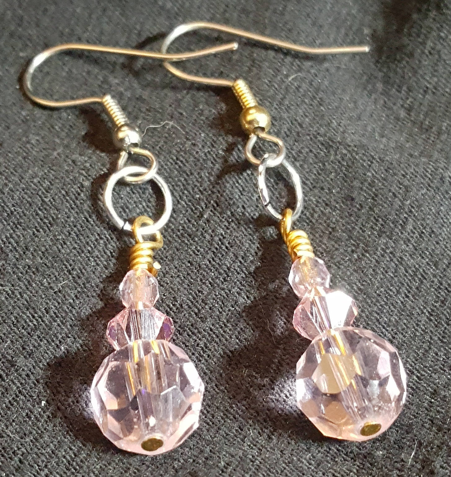 Funkelnde Pinke Kristall Ohrringe - Verträumter Statement Schmuck von CoyotesDenCrafts