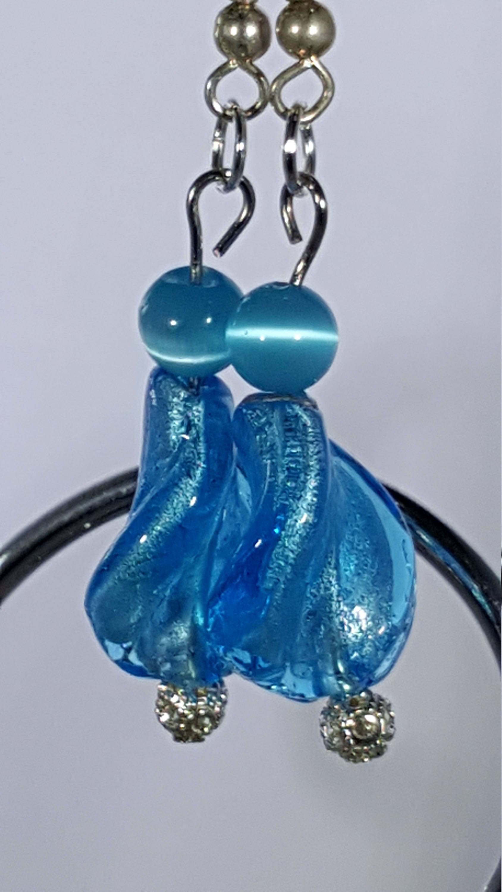 Handgemachte Blaue Dichroic Glasohrringe, Wellen Schmuck von CoyotesDenCrafts