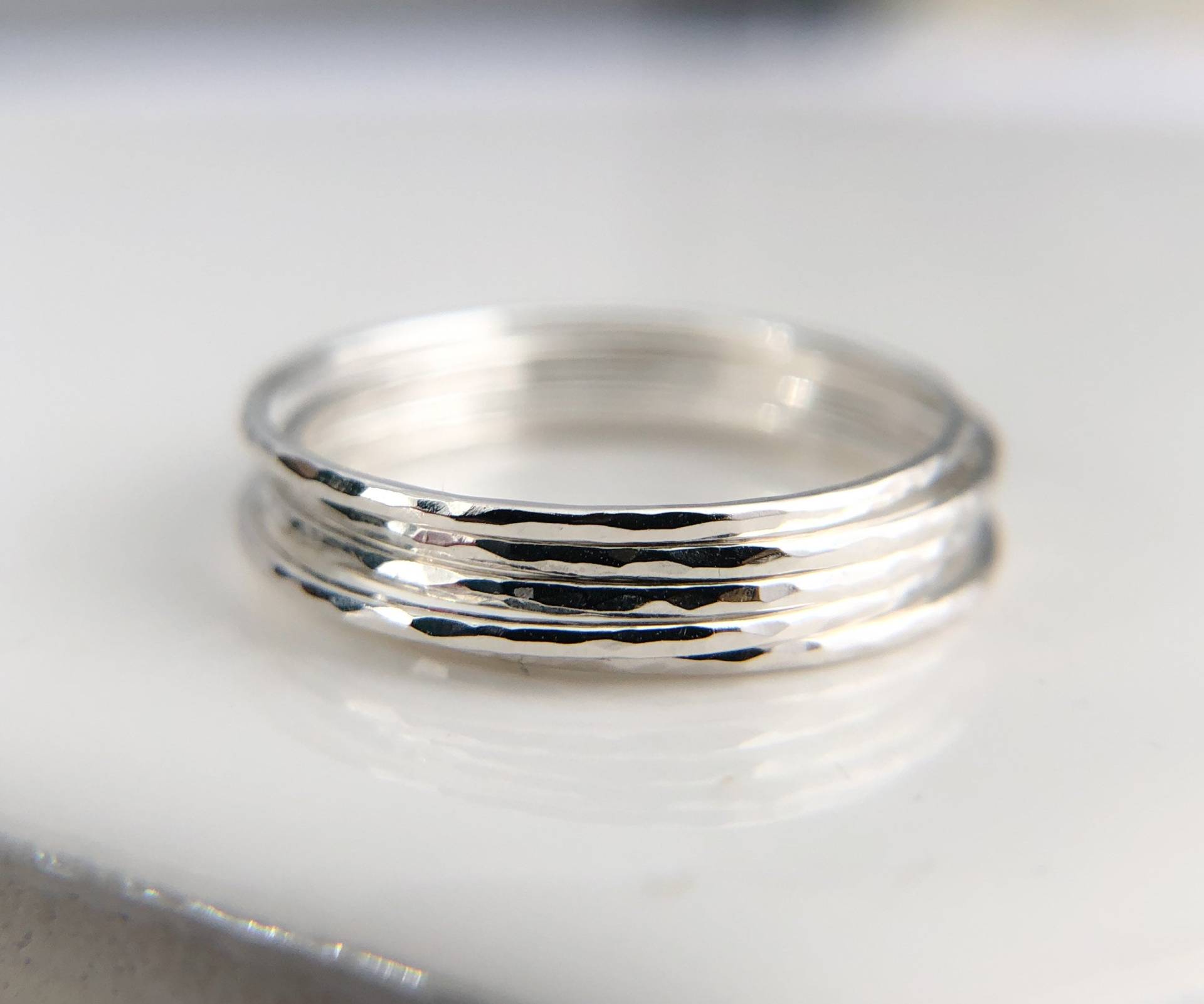 5 Gehämmerte Sterling Silber Ringe Micro Skinny Band Set, Zierlicher Schmuck, Boho Schmuck 5 Gehämmerte Sterling Silber Ringe Micro Skinny Band Set, Zierlicher Schmuck, Boho Schmuck von CoywolfJewelry