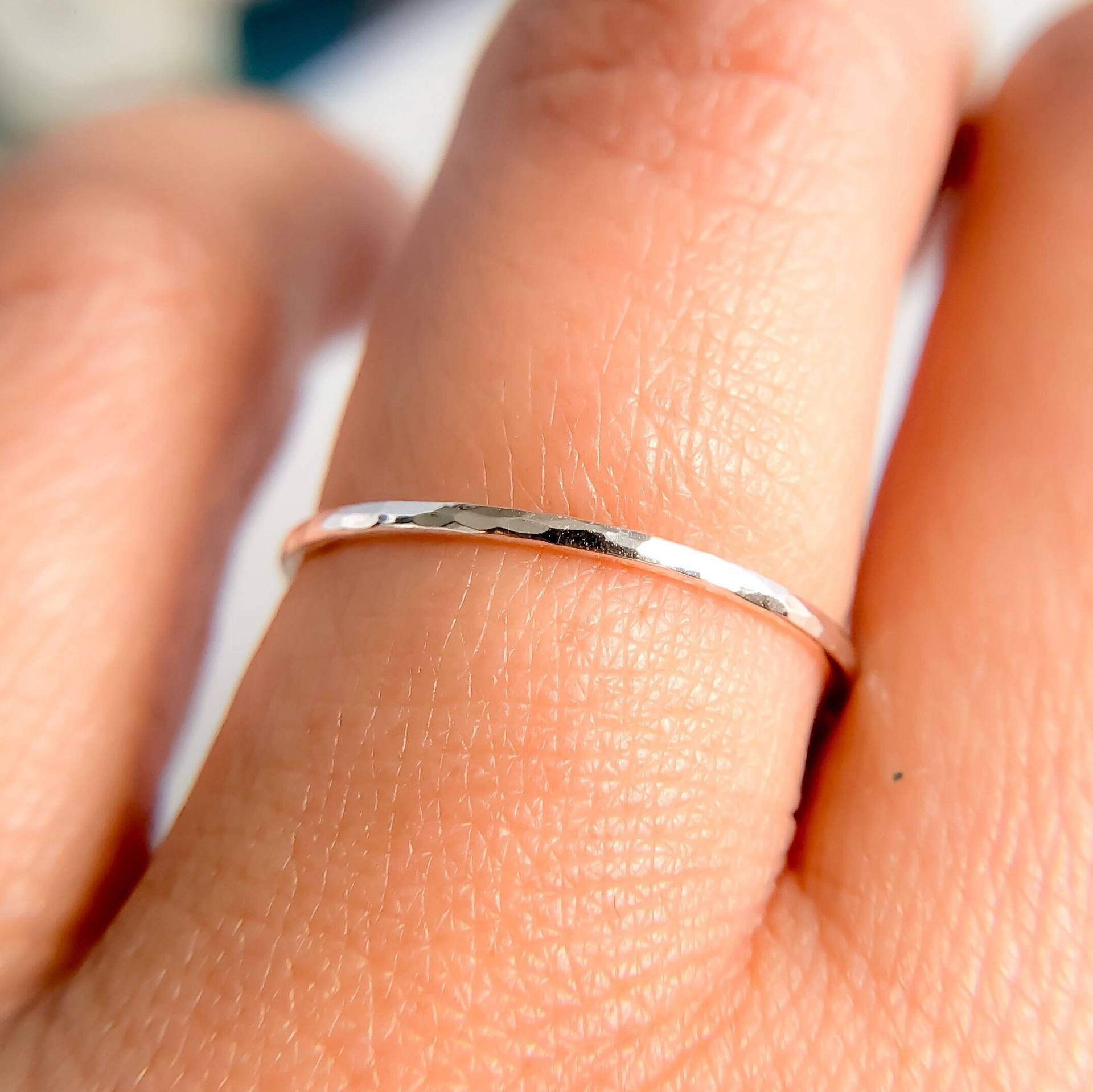 Dünner Gehämmerter Sterlingsilberring Dünner Gehämmerter Sterlingsilberring von CoywolfJewelry