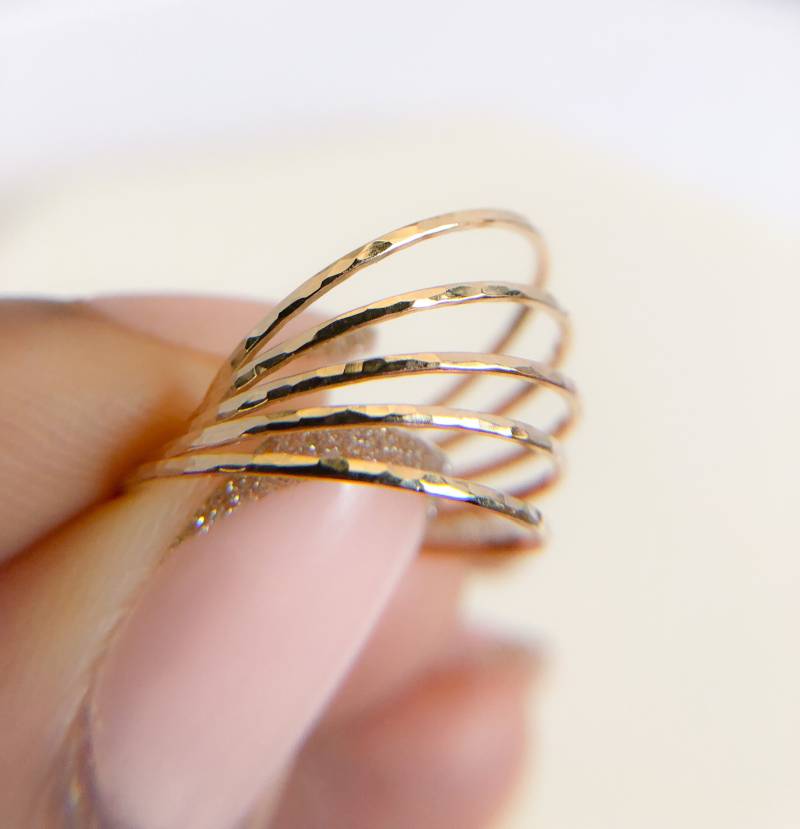Gehämmerte Gold Filled Stapelringe 5 Micro Skinny Bands von CoywolfJewelry