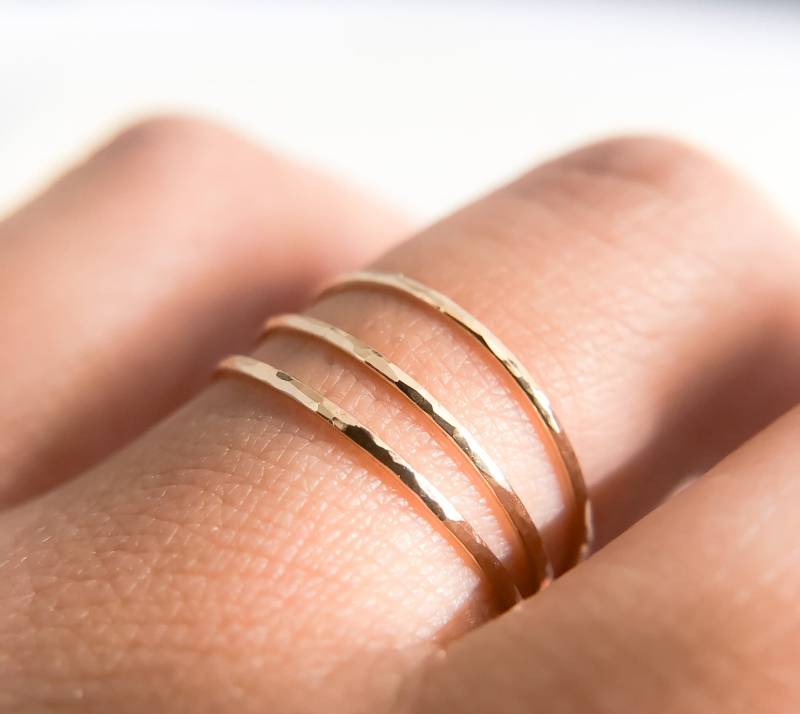 Gehämmerte Gold Filled Stapelringe Micro Skinny Band Set Gehämmerte Gold Filled Stapelringe Micro Skinny Band Set von CoywolfJewelry