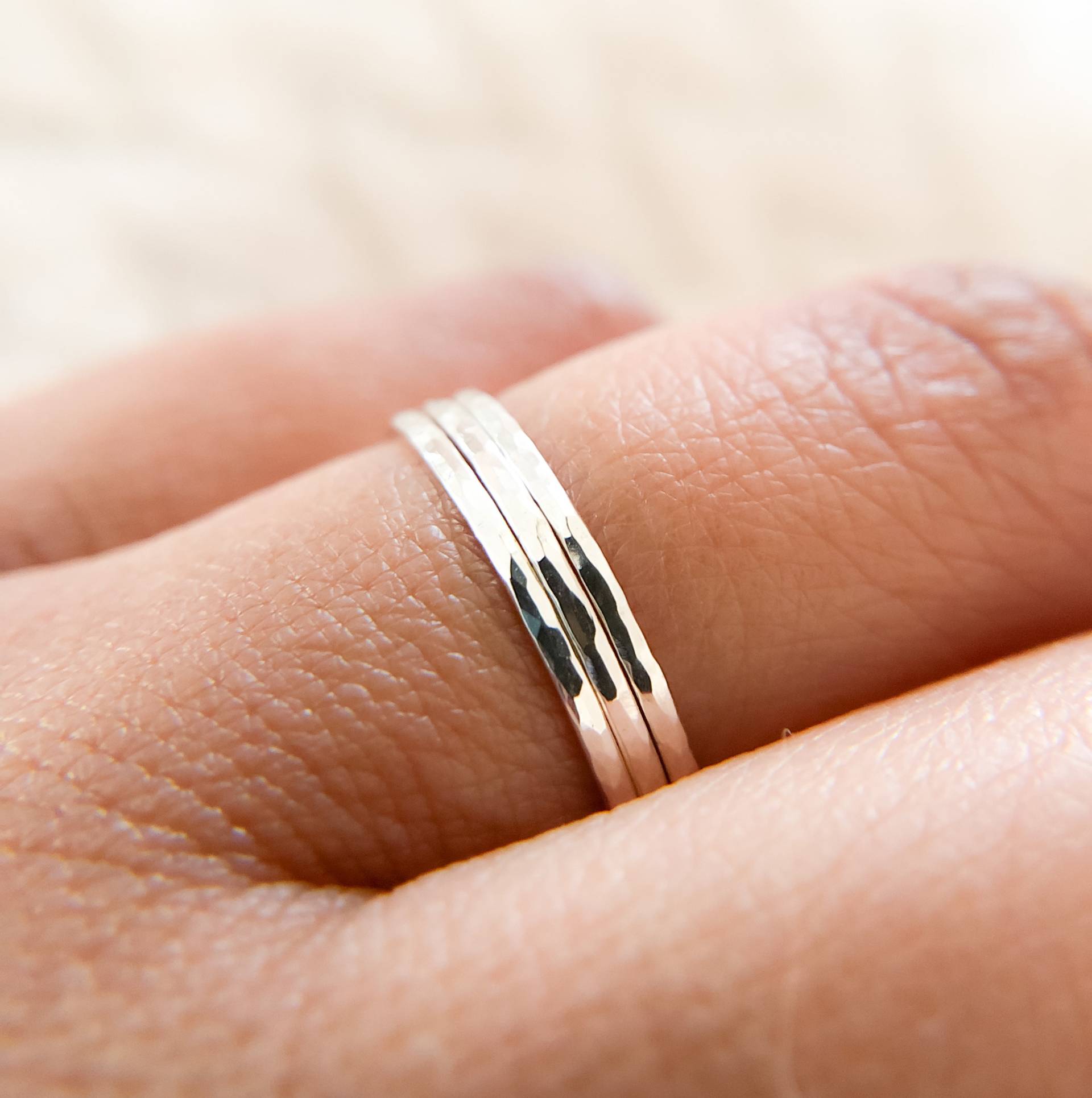 Gehämmerte Sterling Silber Ringe Zum Stapeln Schmaler Ring Gehämmerte Sterling Silber Ringe Zum Stapeln Schmaler Ring von CoywolfJewelry