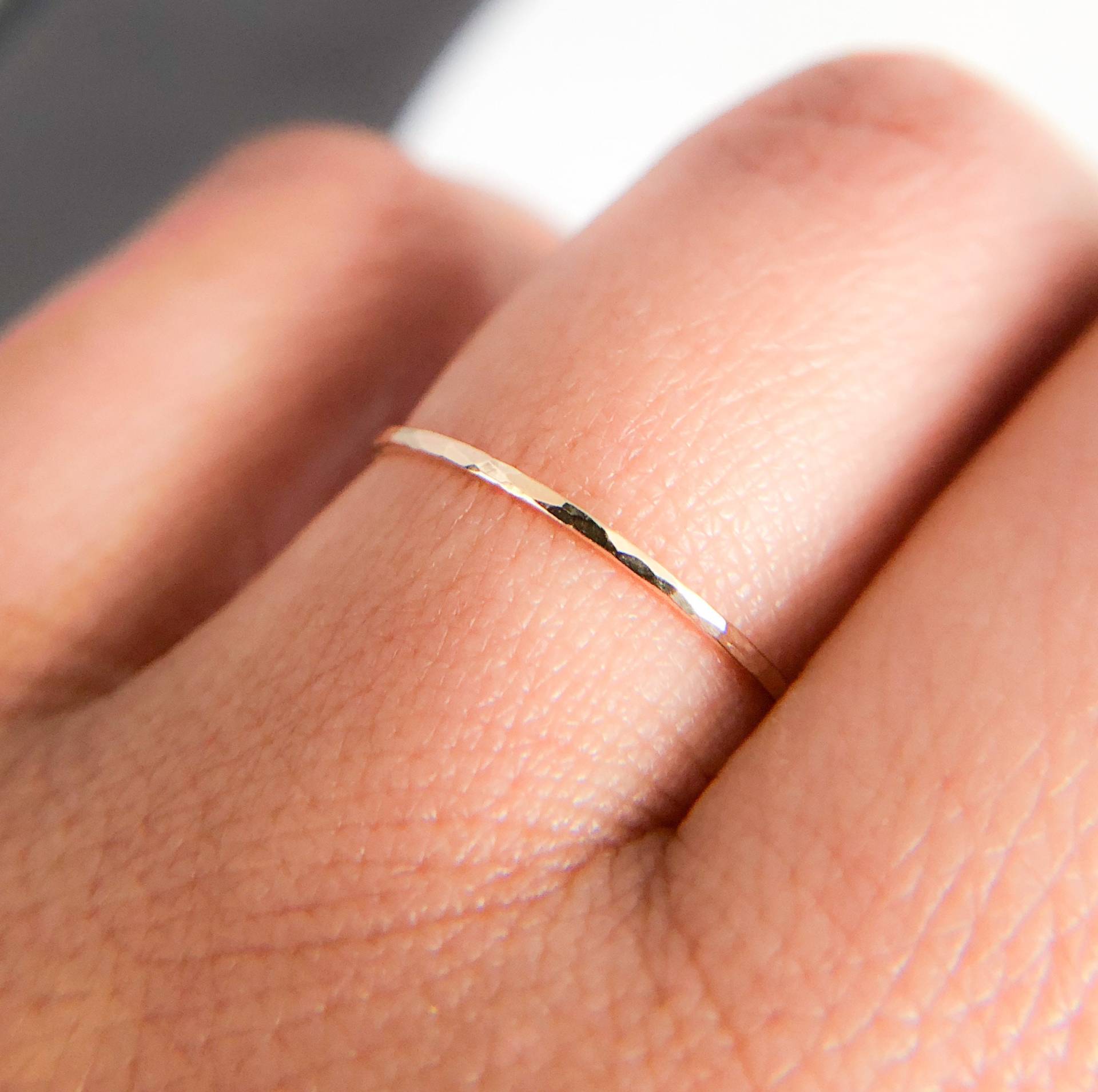 Gehämmerter Gold Filled Stacking Ring Micro Skinny Band Gehämmerter Gold Filled Stacking Ring Micro Skinny Band von CoywolfJewelry