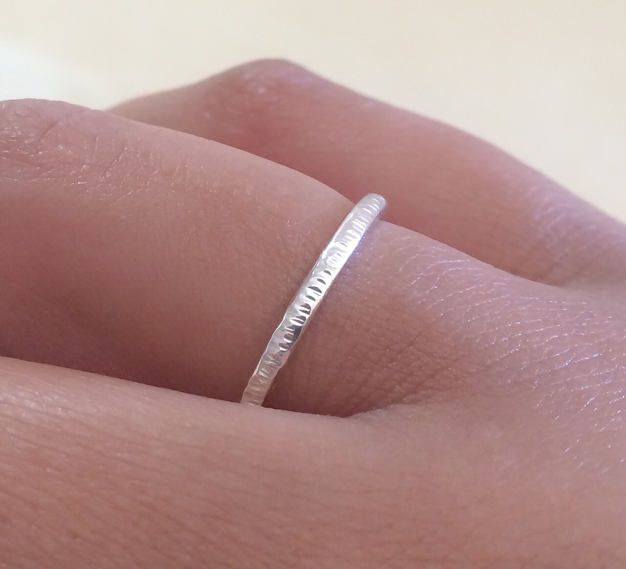 Gehämmerter Sterling Silber Stacking Ring Coin Rand Band Gehämmerter Sterling Silber Stacking Ring Coin Rand Band von CoywolfJewelry
